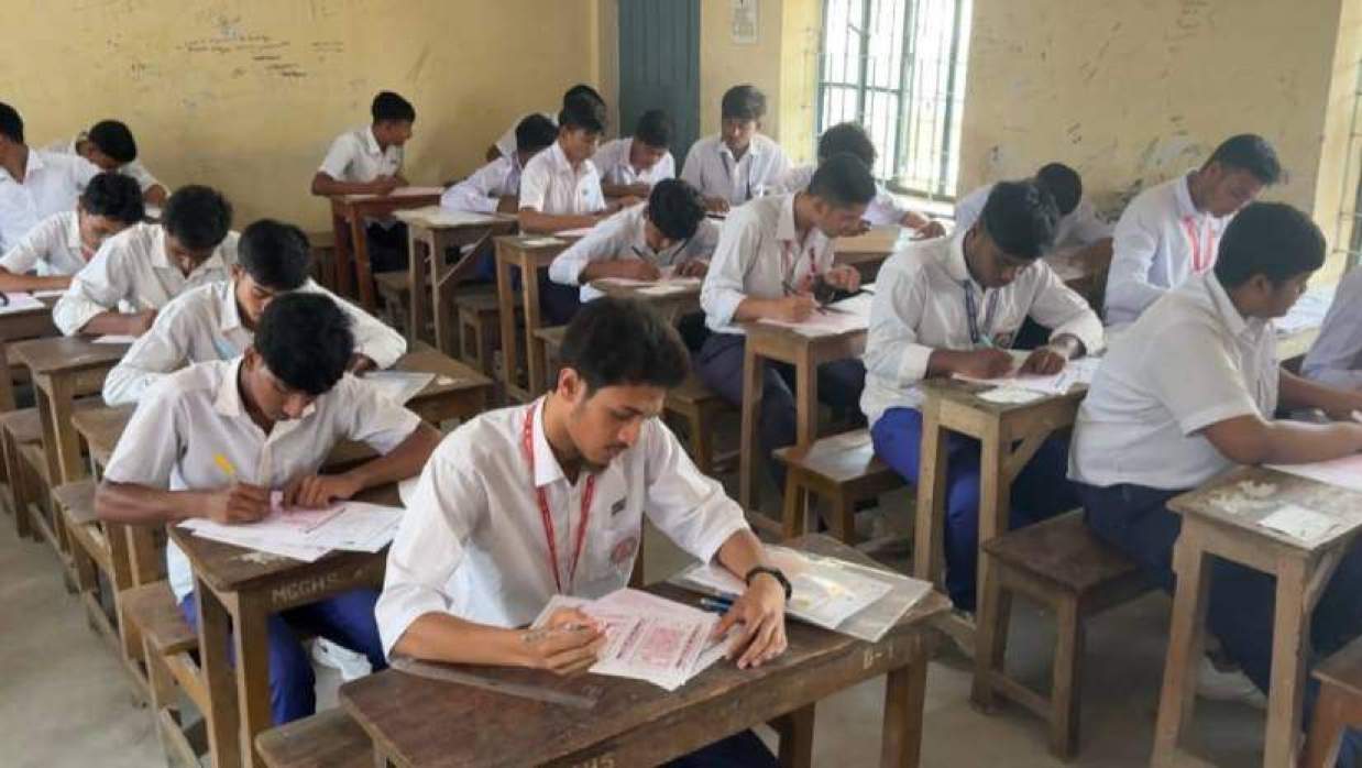 একটি কেন্দ্রে পরীক্ষা দিচ্ছে পরীক্ষার্থীরা