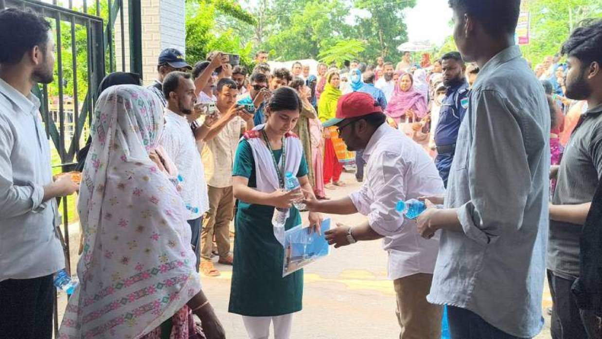 পরীক্ষাকেন্দ্রে প্রবেশ করছে শিক্ষার্থী