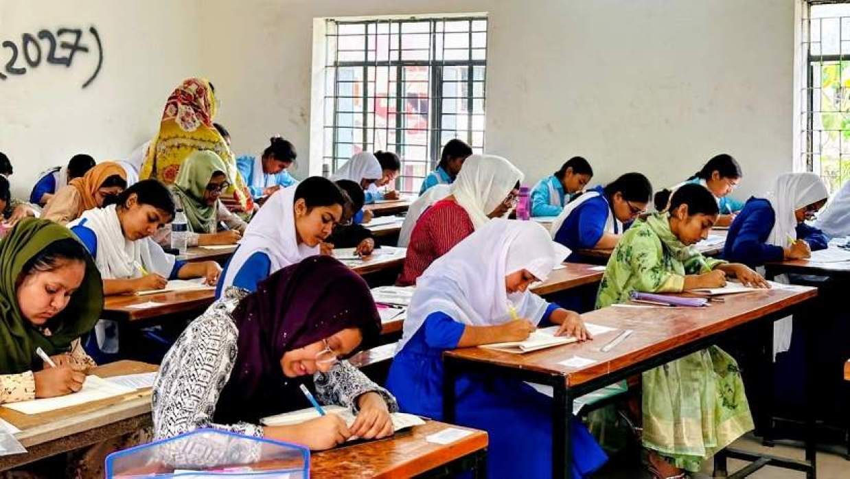 শেরপুরের একটি কেন্দ্রে এসএসসি পরীক্ষা দিচ্ছেন শিক্ষার্থীরা