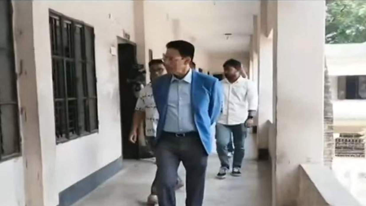 সিংগাইরে এসএসসি পরীক্ষার কেন্দ্রে আকস্মিক পরিদর্শনে যান শিক্ষামন্ত্রী আ ন ম এহসানুল হক মিলন