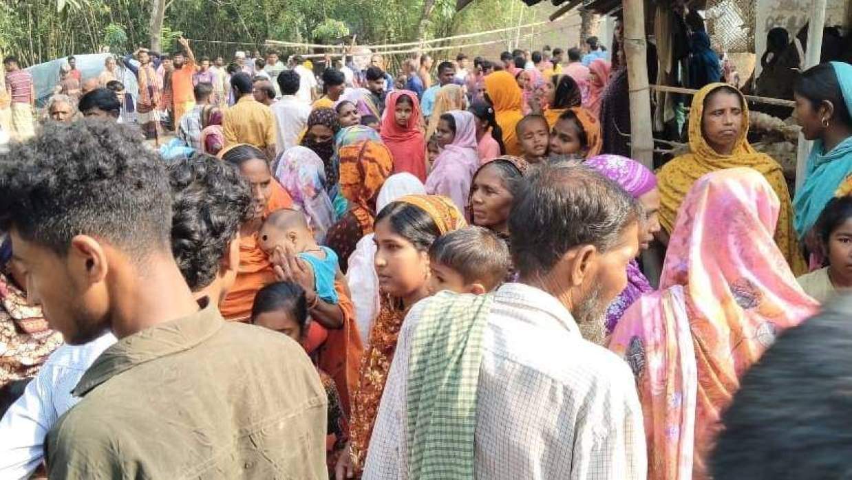 ঘটনাস্থলে স্থানীয় লোকজনের ভিড়
