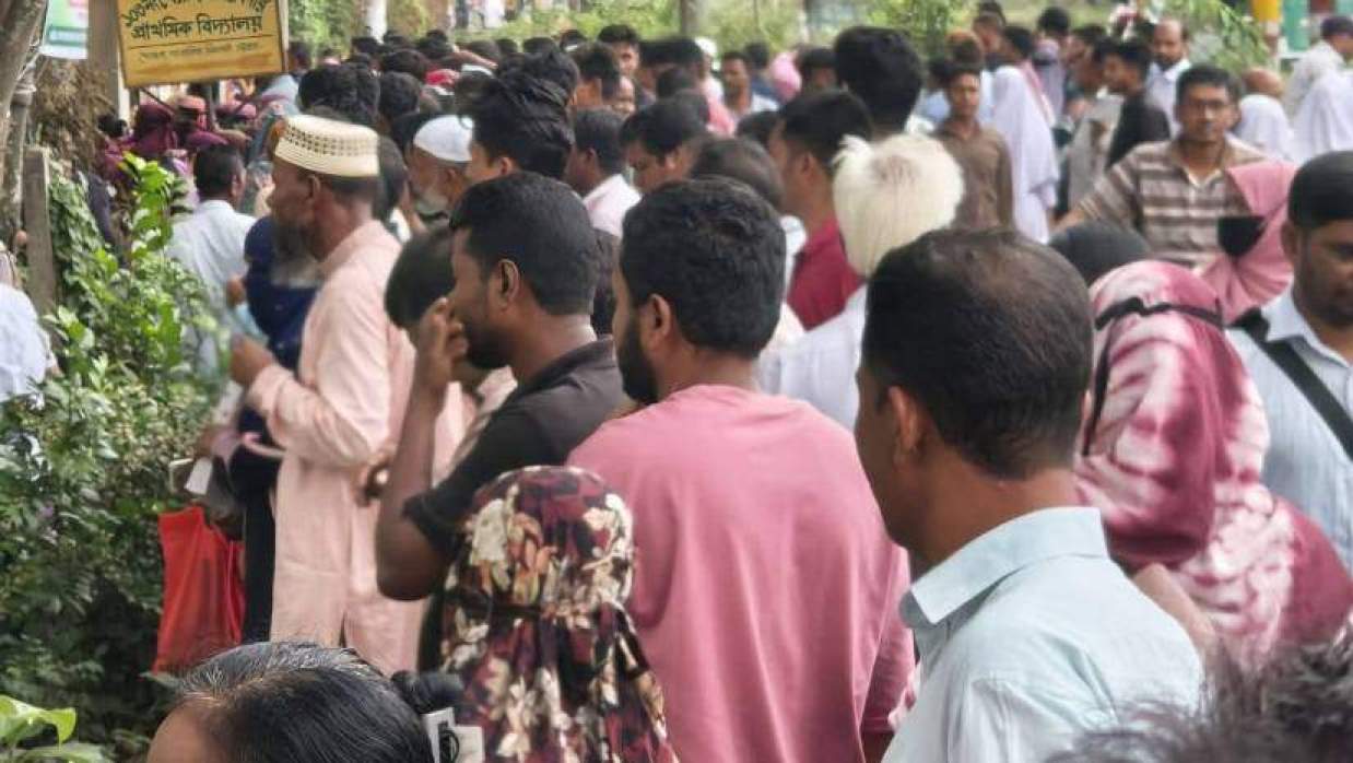 পরীক্ষাকেন্দ্রের সামনে অভিভাবকদের ভিড়