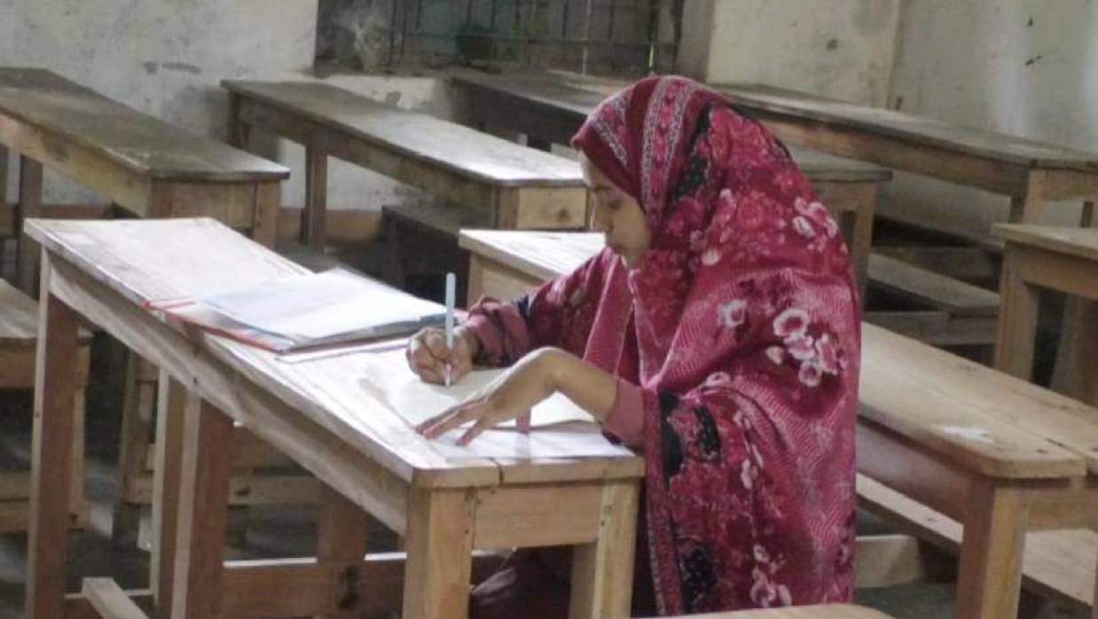 পরীক্ষা দিচ্ছেন হাওয়া আক্তার