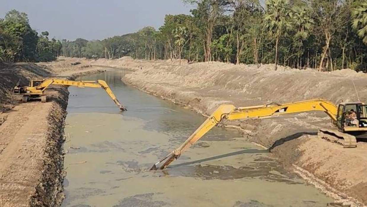 মনিরামপুর পৌর শহরের পাস দিয়ে প্রবাহিত হরিহর নদী খননের কাজ চলছে