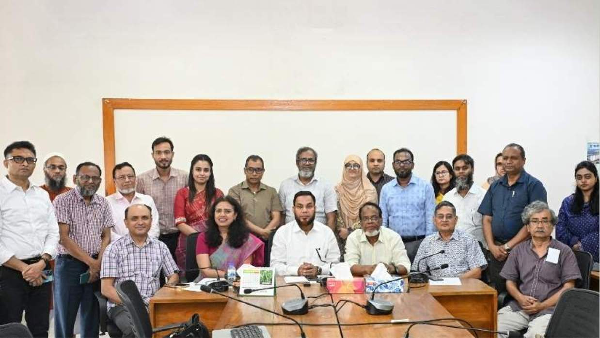 আলোচনা সভায় অতিথিবৃন্দ