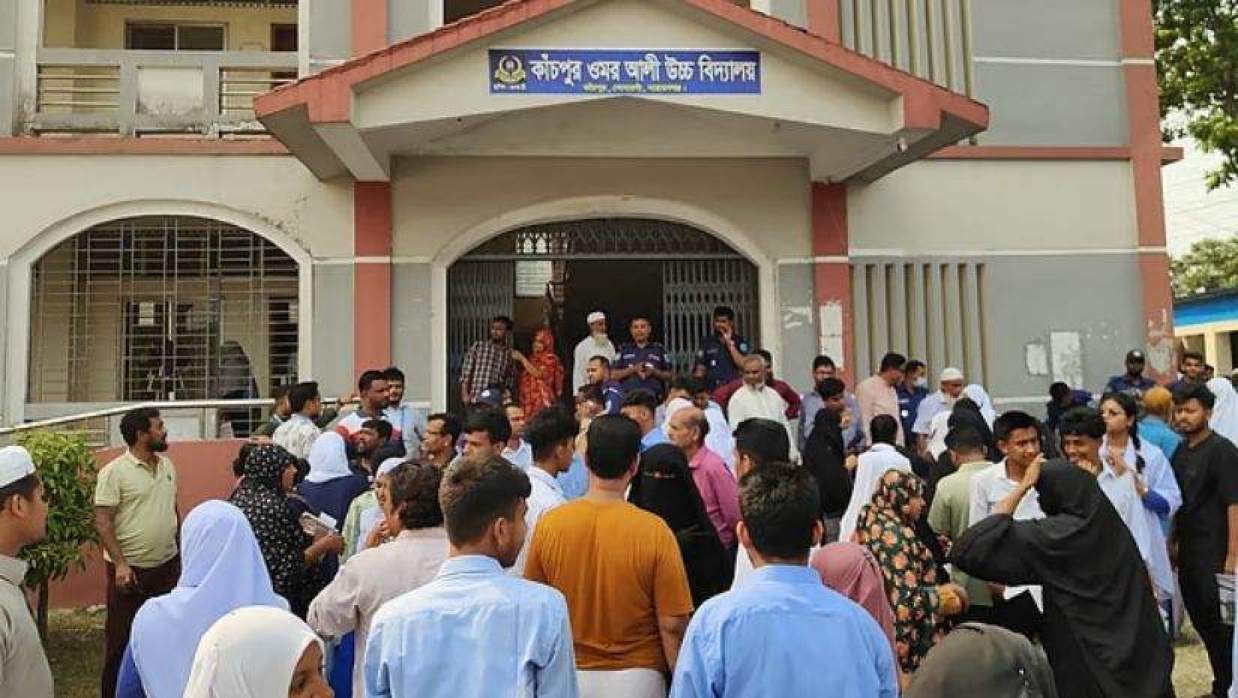ঘটনা জানাজানি হলে অভিভাবকেরা পরীক্ষা কেন্দ্রের সামনে ভিড় করেন