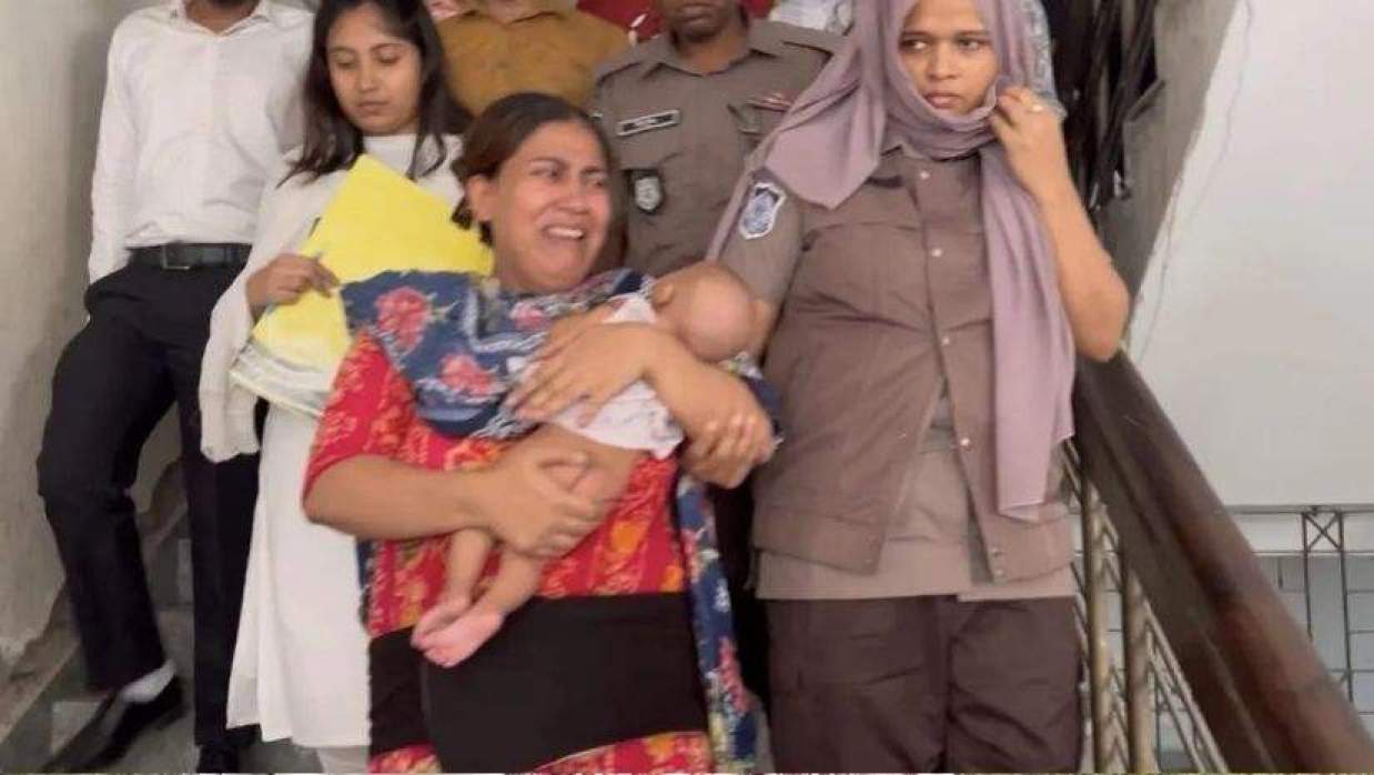 আদালত প্রাঙ্গণে বাচ্চা কোলে শিল্পী বেগম