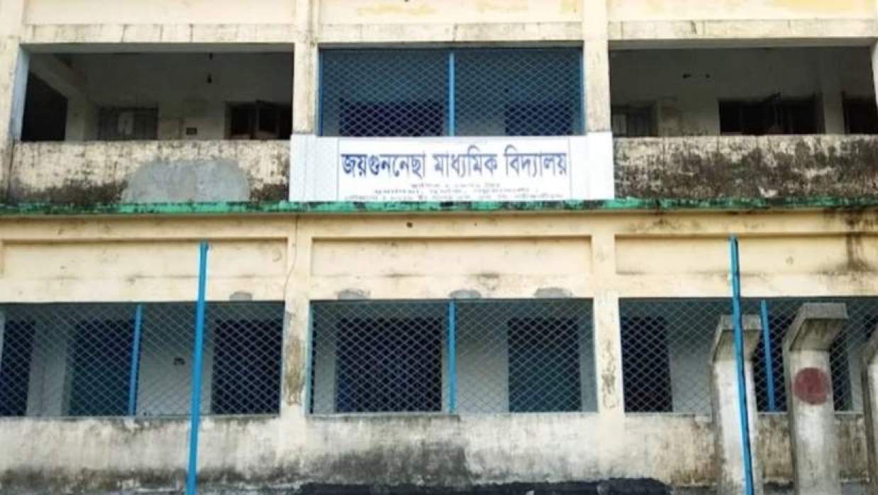 ২০ মিনিট ভুল প্রশ্নে পরীক্ষা দিলেন শিক্ষার্থীরা, অতঃপর...