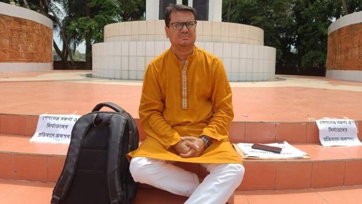 এবার নোবিপ্রবিতে শিক্ষকের অনশন, ভাঙলেন প্রশাসনের আশ্বাসে