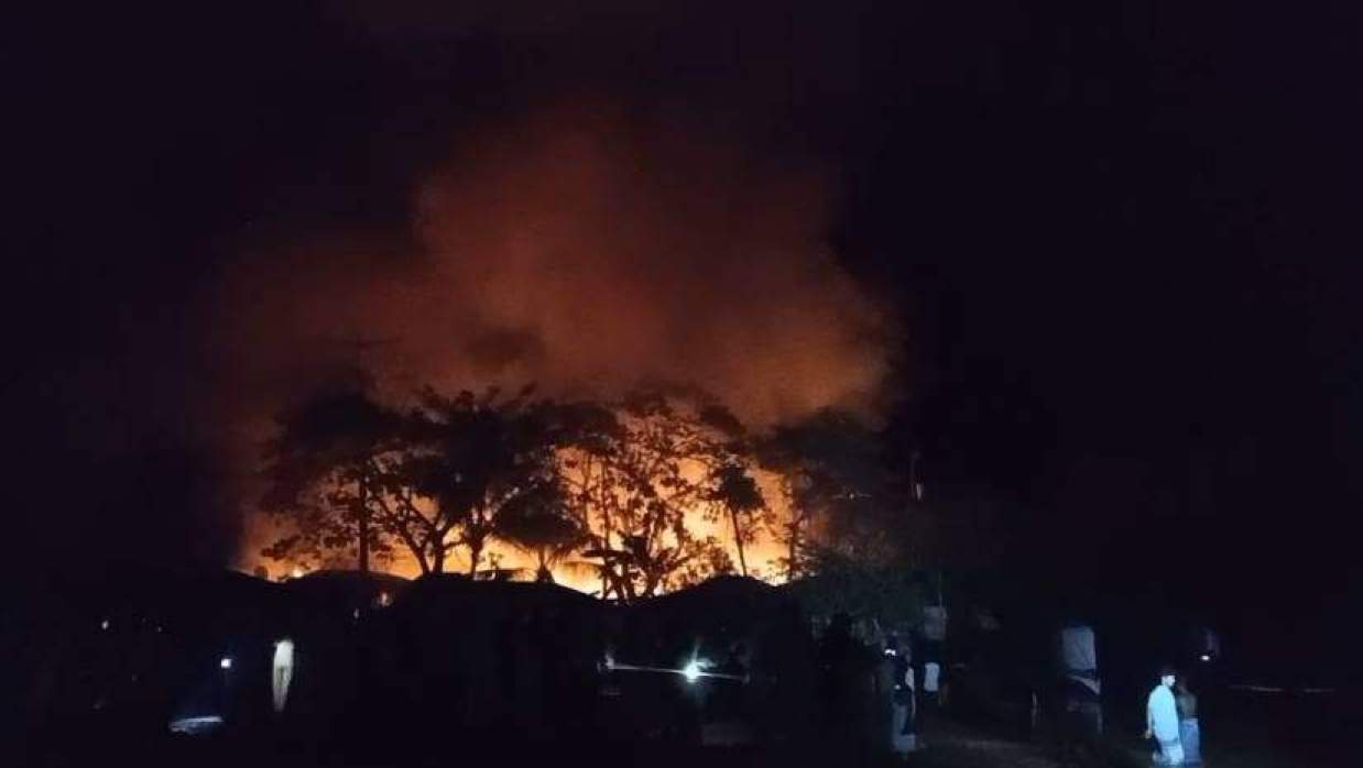 আগুনে জ্বলছে বসতঘর