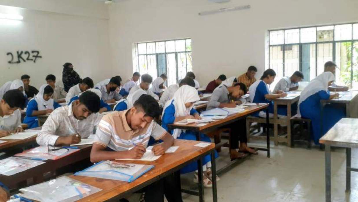 পরীক্ষা দিচ্ছে পরীক্ষার্থীরা