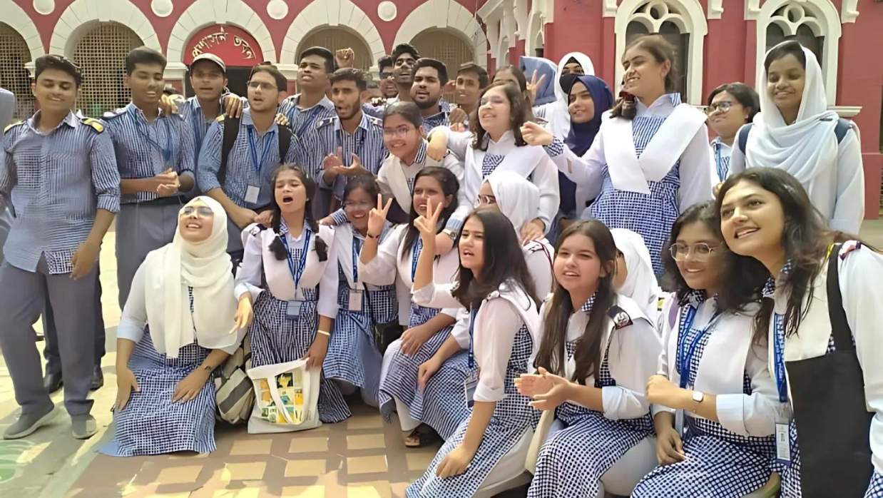 কলেজ শিক্ষার্থীরা