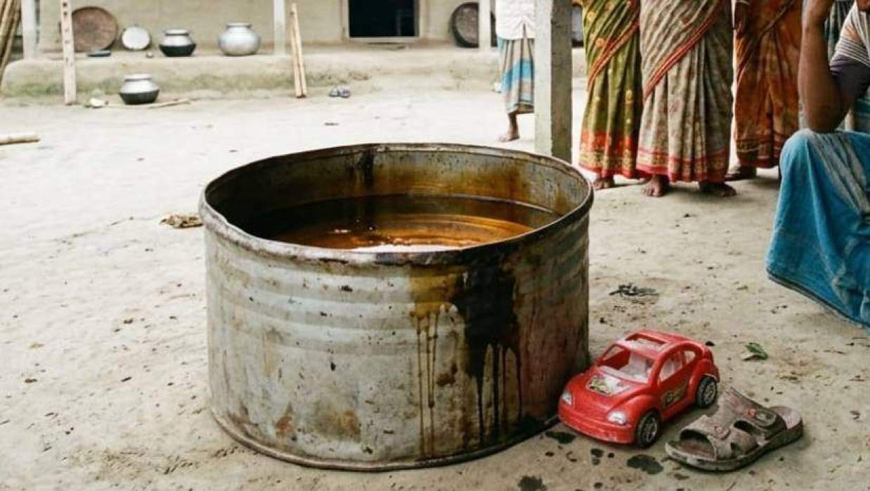 এই অর্ধকাটা ড্রামে মজুত রাখা ডিজেলে পড়ে যায় শিশু আরাফ প্রামাণিক