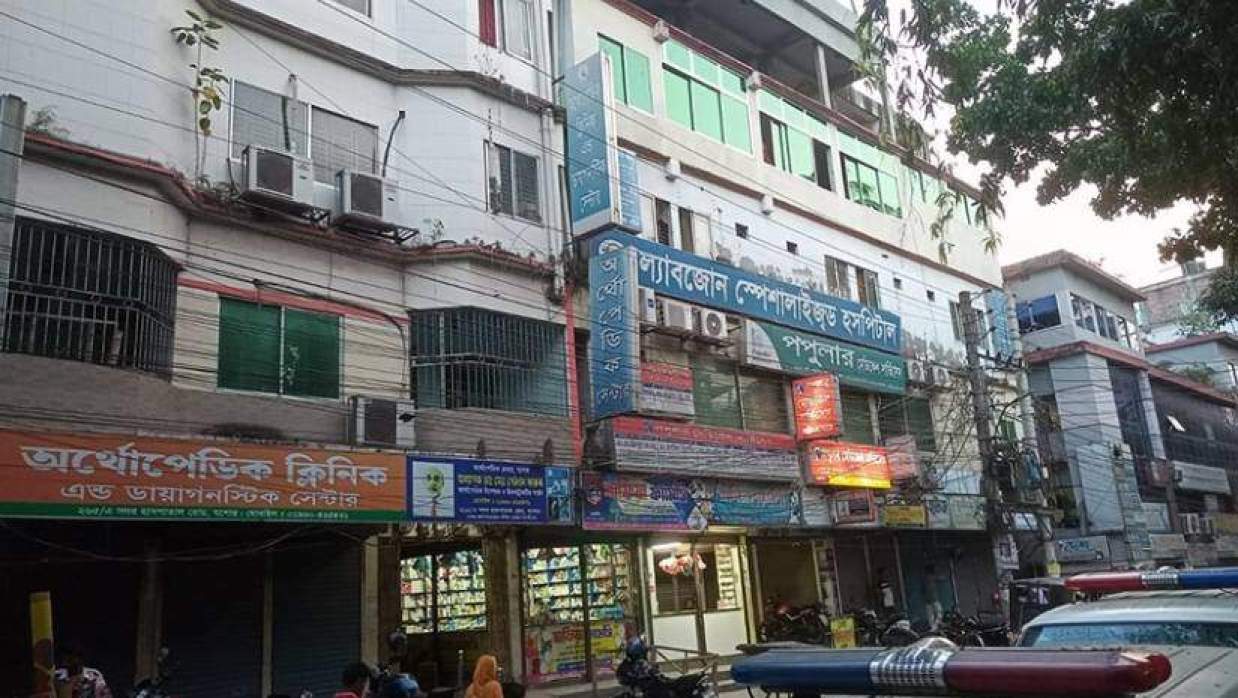 যশোর জেনারেল হাসপাতালের সামনের সড়কেই সারিবদ্ধভাবে গড়ে উঠেছে অসংখ্য বেসরকারি হাসপাতাল, ক্লিনিক ও ডায়াগনস্টিক সেন্টার