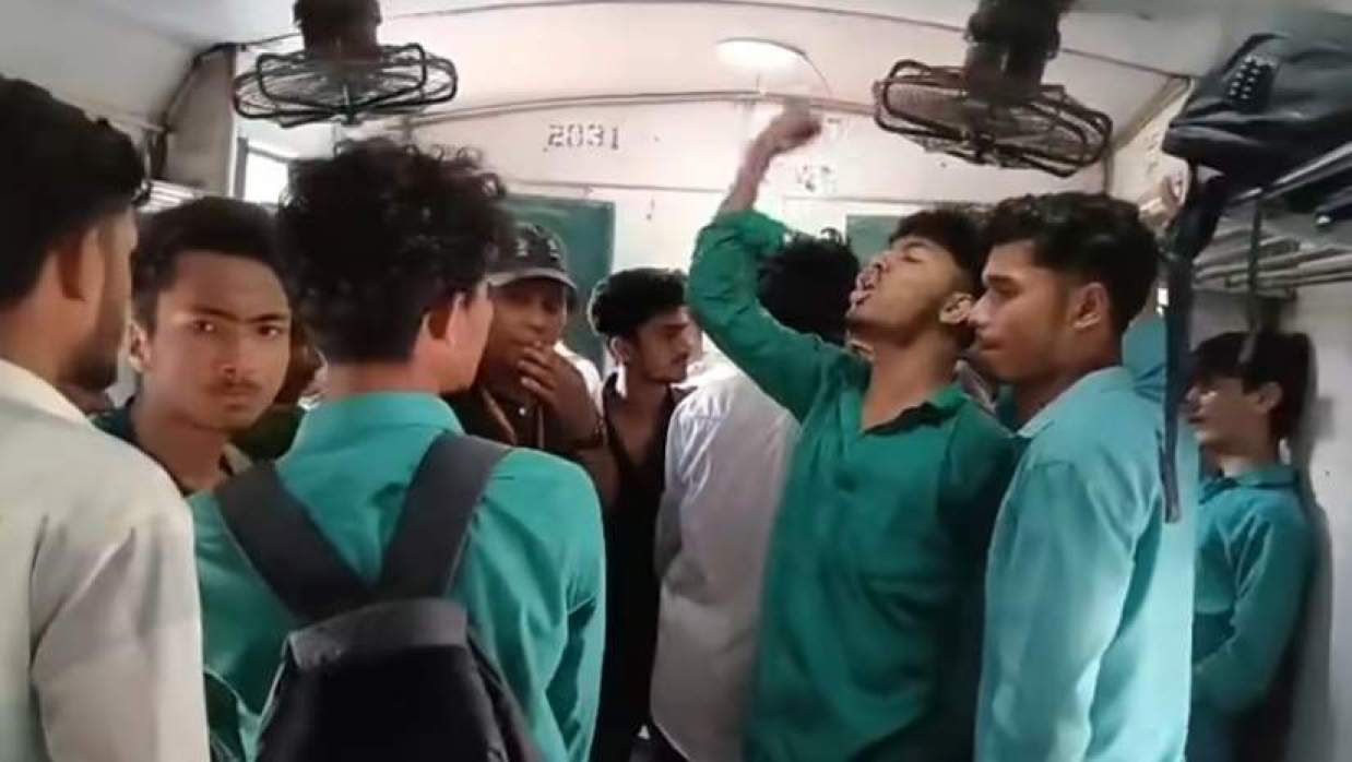 চবি শাটল ট্রেনে ছাত্রদলের নামে স্লোগান বহিরাগত শিক্ষার্থীদের 