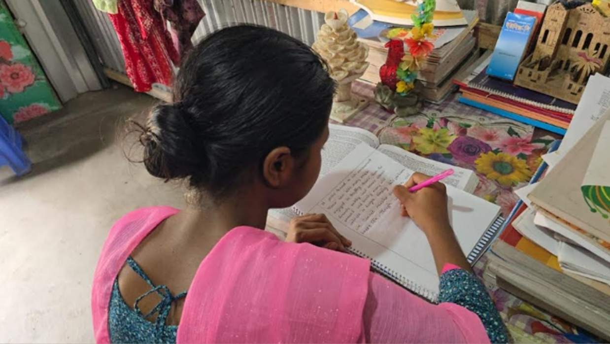 পড়ালেখা করছে জান্নাতি খাতুন।