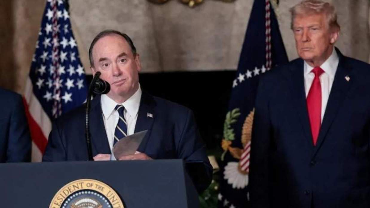 প্রেসিডেন্ট ডোনাল্ড ট্রাম্পের মার-এ-লাগো ক্লাবে নৌবাহিনীর সচিব জন ফেলান বক্তব্য রাখছেন