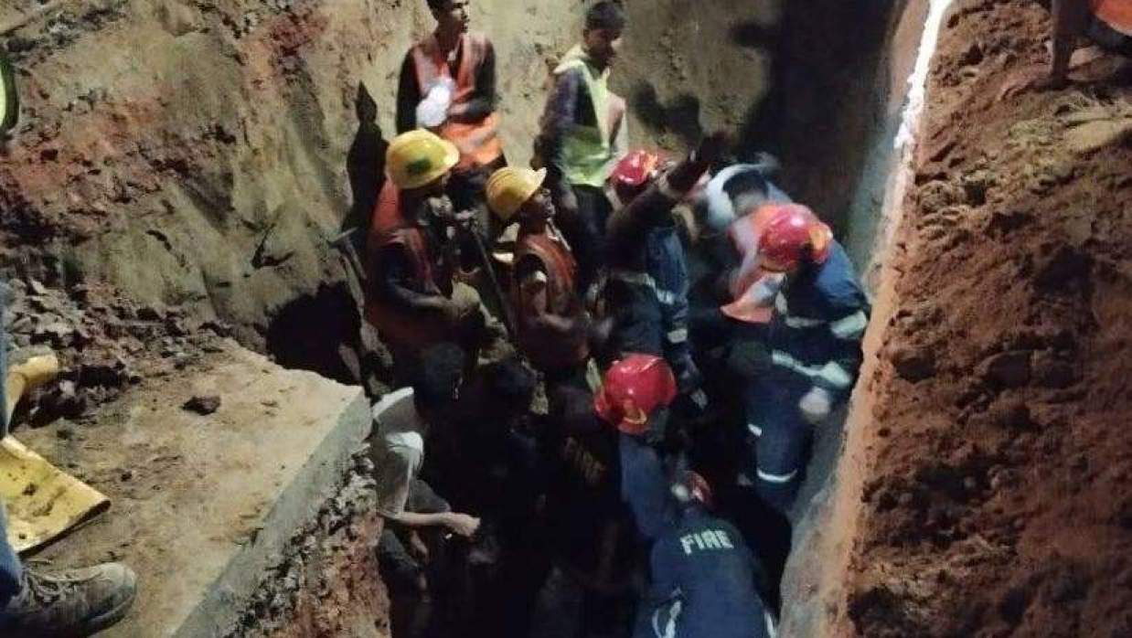 চট্টগ্রামের আগ্রাবাদ এলাকায় ওয়াসার পাইপলাইন মেরামতের সময় মাটি ধ্বসে পড়লে উদ্ধার তৎপরতা
