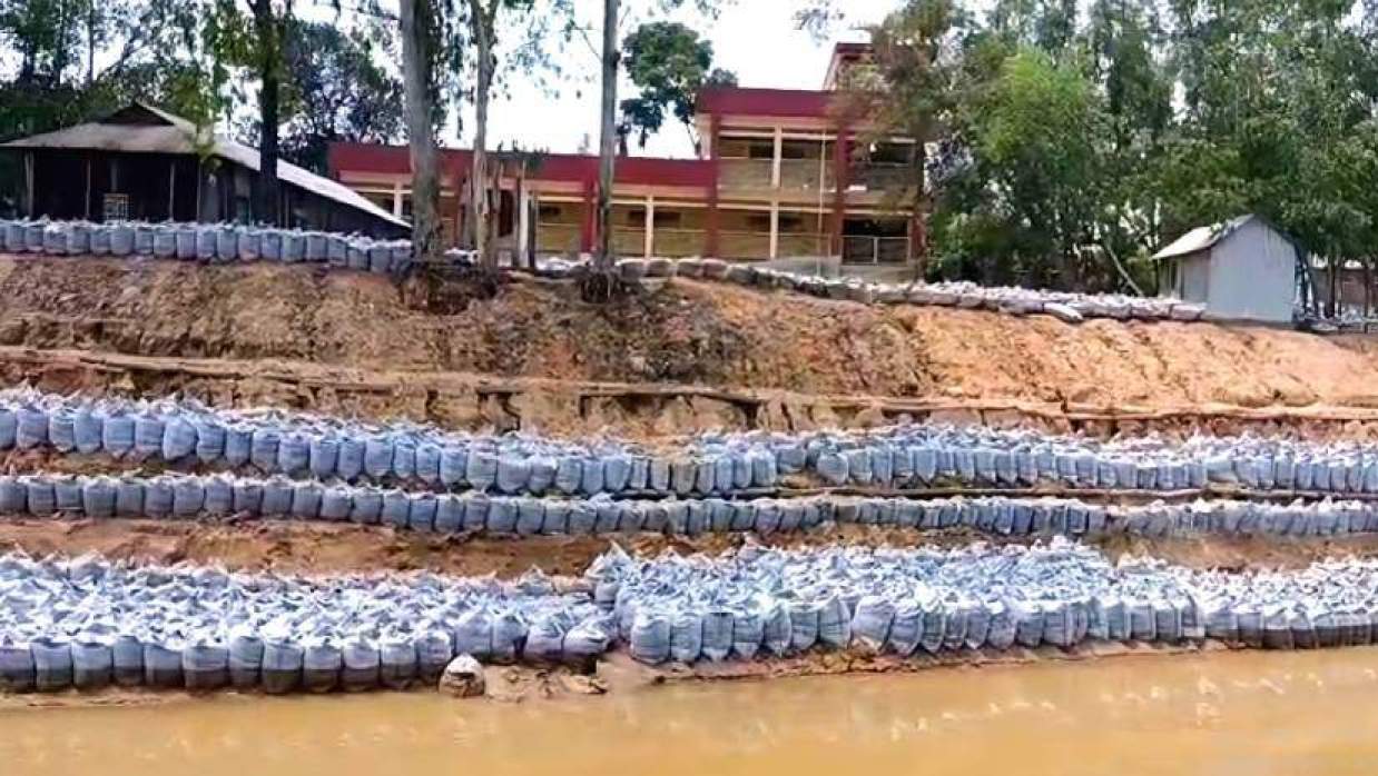 বাতকুচি সরকারি প্রাথমিক বিদ্যালয়-সংলগ্ন চেল্লাখালী নদীর তীর ভাঙন