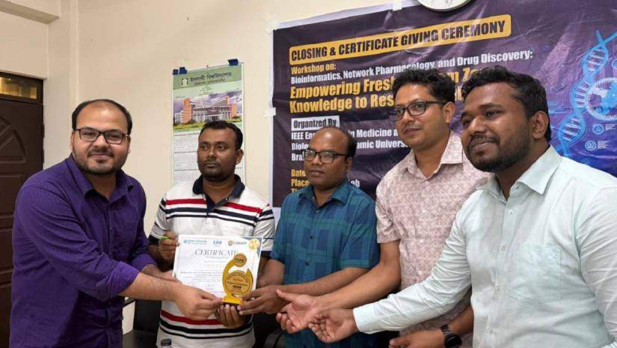 সমাপনী অনুষ্ঠানে অংশগ্রহণকারীদের মধ্যে সনদ বিতরণ করা হয়