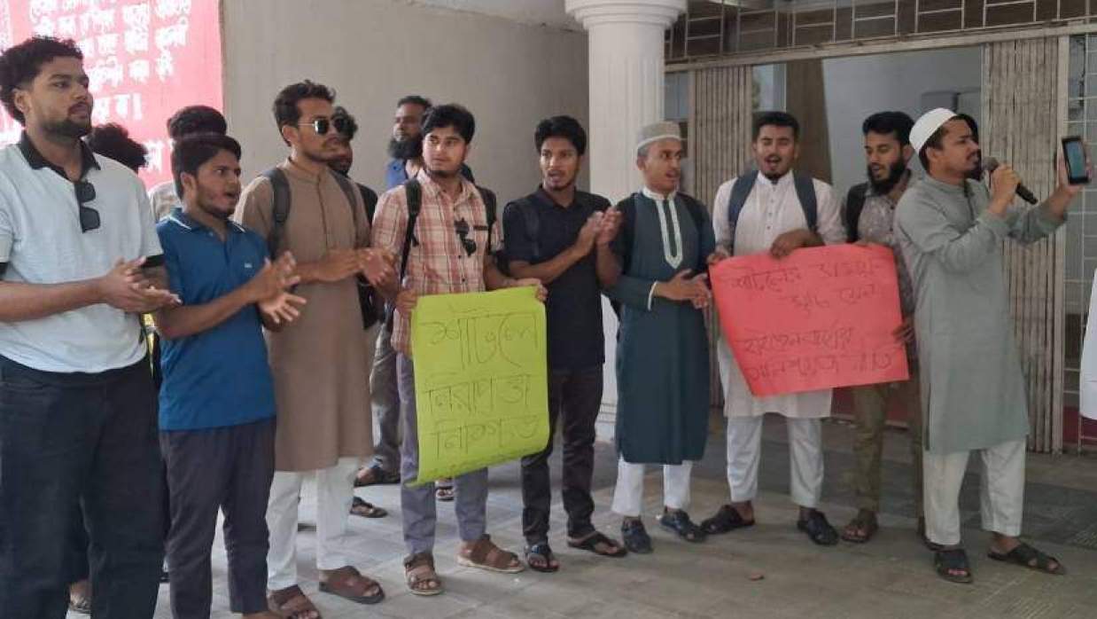 বিশ্ববিদ্যালয়ের প্রশাসনিক ভবনের সামনে অবস্থান শিক্ষার্থীদের কর্মসূচি