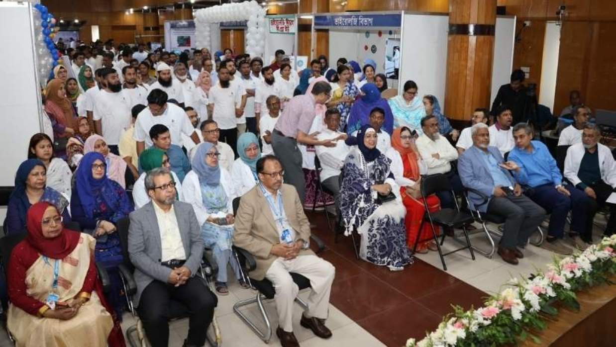 বিএমইউতে বিশ্ব ল্যাবরেটরি দিবস উদযাপন অনুষ্ঠানে বিএমইউ উপাচার্যসহ অতিথিরা