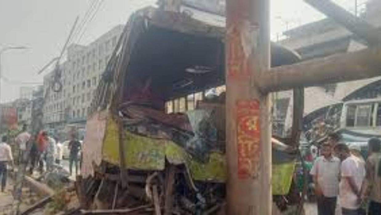 দুর্ঘটনা কবলিত বাস