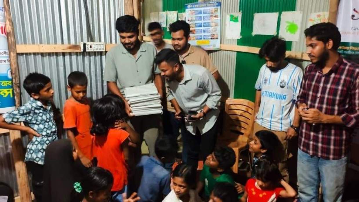 সুবিধাবঞ্চিত শিশুদের হাতে বই তুলে দিচ্ছেন চবি ছাত্রদলের সাংগঠনিক সম্পাদক সাজ্জাদ হোসেন হৃদয়