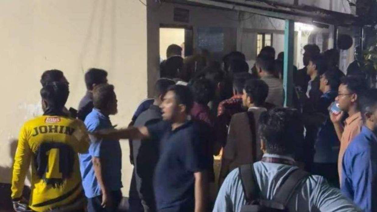 শাহবাগ থানায় উত্তপ্ত পরিস্থিতি