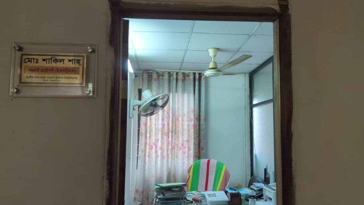 অফিসে লাইট পাখা চললেও অনুপস্থিত কর্মকর্তা
