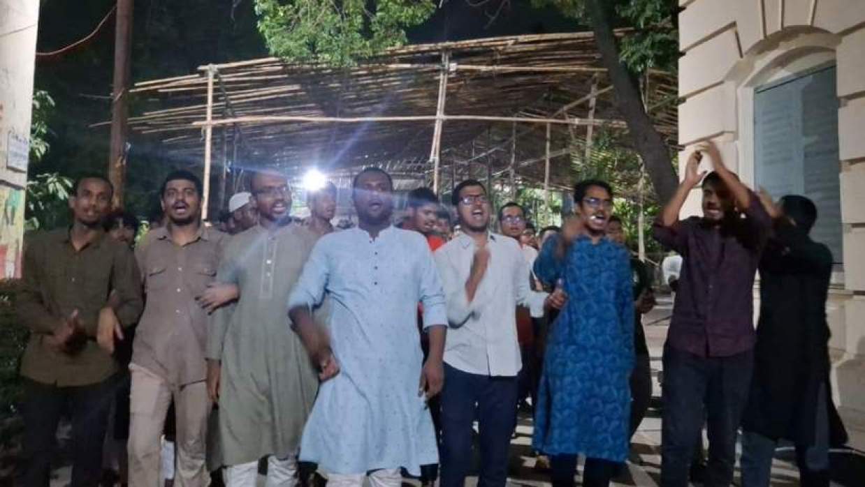ডাকসু নেতাদের ওপর হামলার প্রতিবাদে জবিতে বিক্ষোভ মিছিল করে জকসু 