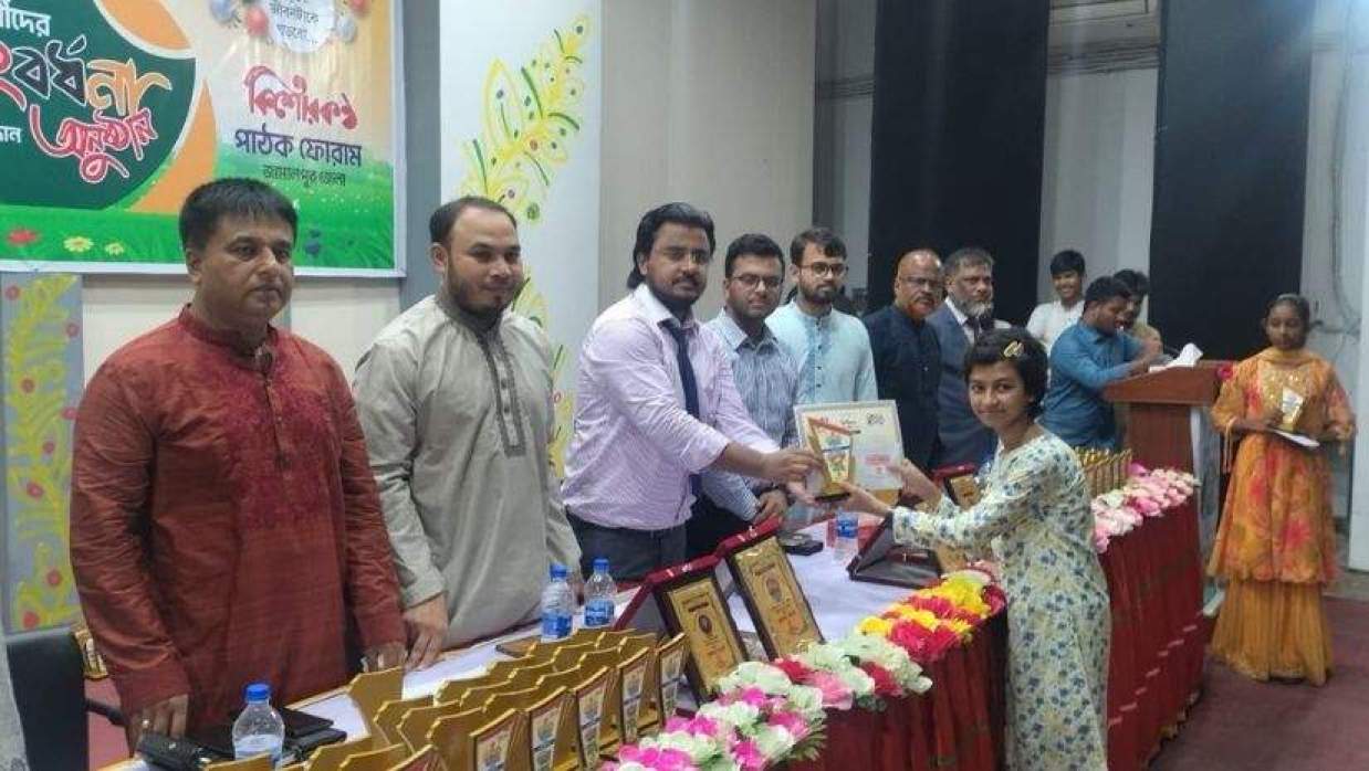 শিক্ষার্থীর হাতে সনদপত্র, নগদ অর্থ ও সম্মাননা ক্রেস্ট তুলে দেন অতিথিরা