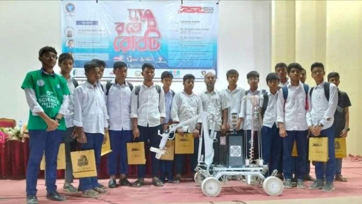 বিজয়ীদের মাঝে পুরস্কার বিতরণ শেষে