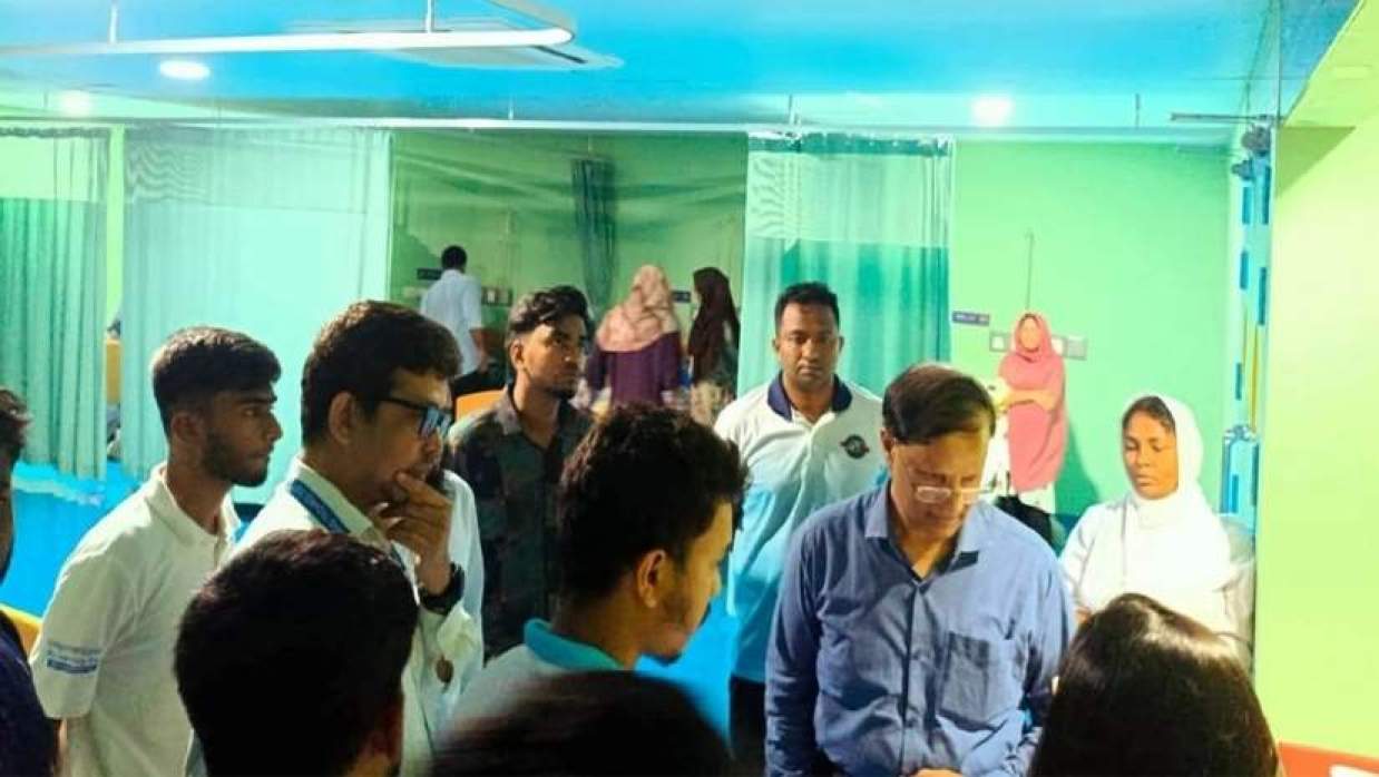 হলের খাবার খেয়ে অসুস্থ ৭০ ছাত্রী  মেডিকেলে 