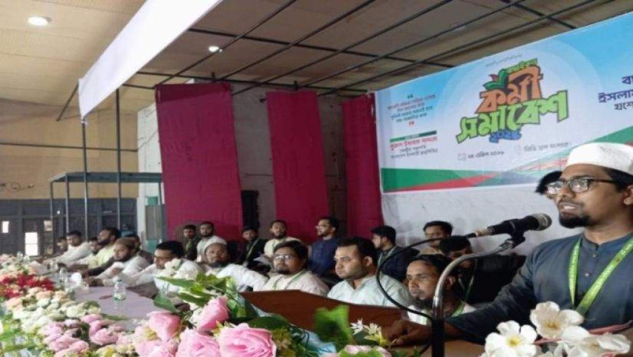 যশোর বিডি হলে ছাত্রশিবিরের ‘বাছাইকৃত কর্মী সমাবেশে’ বক্তব্য দেন শিবির সভাপতি