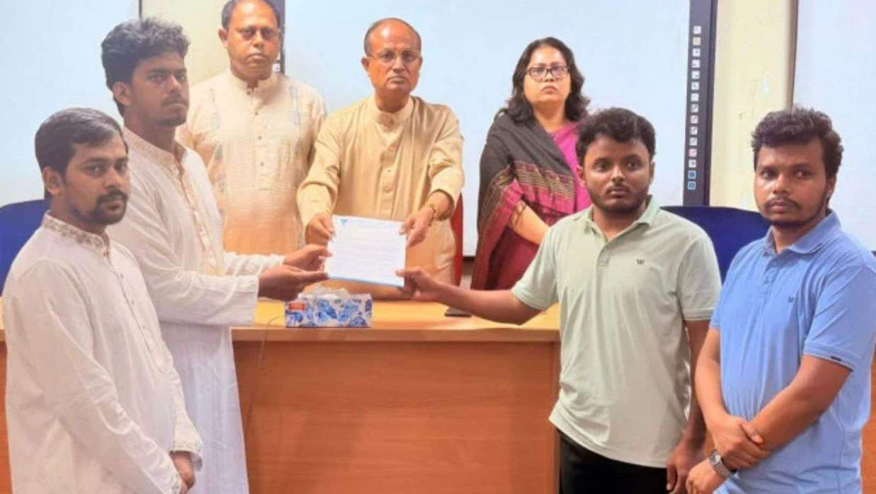 ঢাবি উপাচার্যকে স্মারকলিপি দেন ঢাবি সাংবাদিক সমিতির নেতৃবৃন্দ