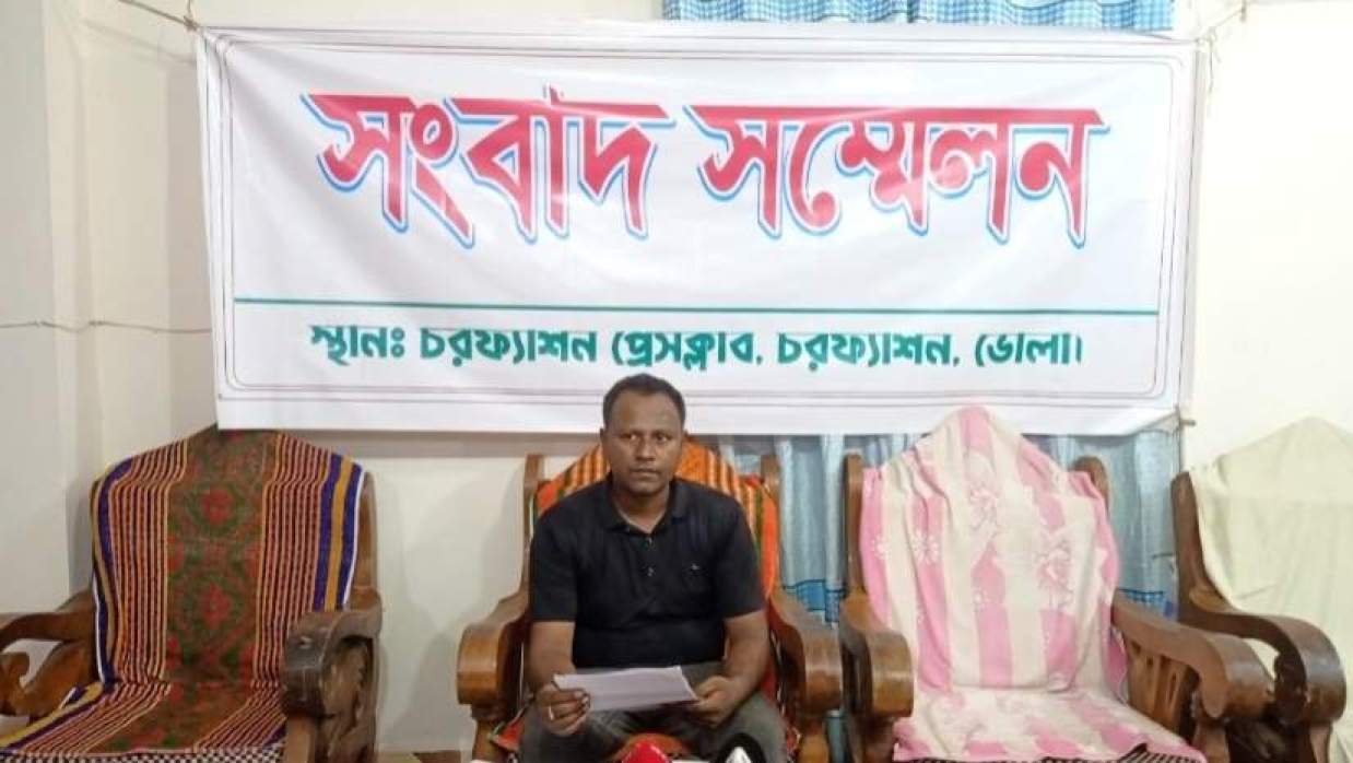 সংবাদ সম্মেলনে লিখিত বক্তব্যে অভিযোগ করেন দোকান মালিক মো. সালাম