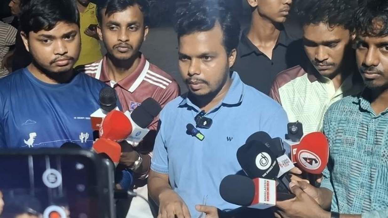 বক্তব্য রাখছেন ডুজার সাধারণ সম্পাদক