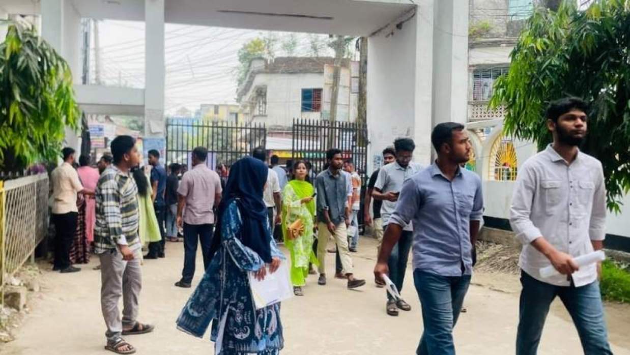 কেন্দ্রে প্রবেশ করছেন ভর্তিচ্ছুরা 