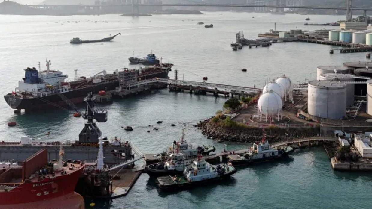 তেল শোধনাগারে চীনের পতাকাবাহী একটি জাহাজ 