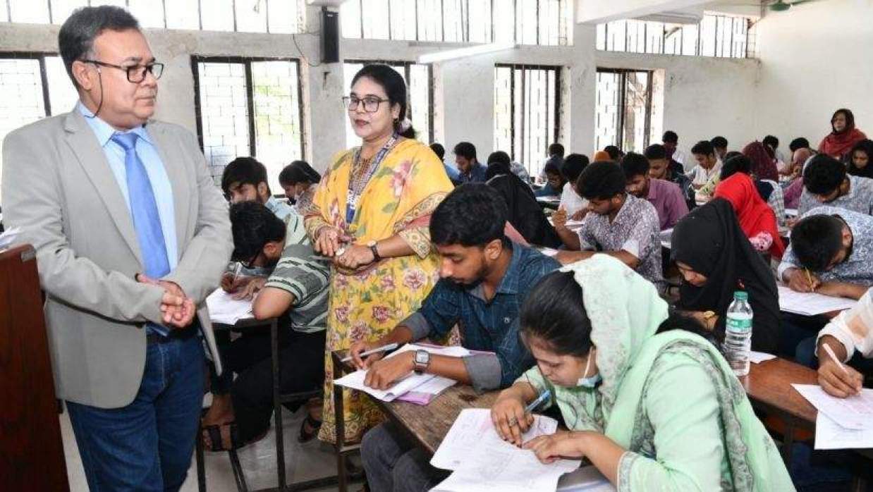 ভর্তি পরীক্ষা কেন্দ্র পরিদর্শন ভিসির