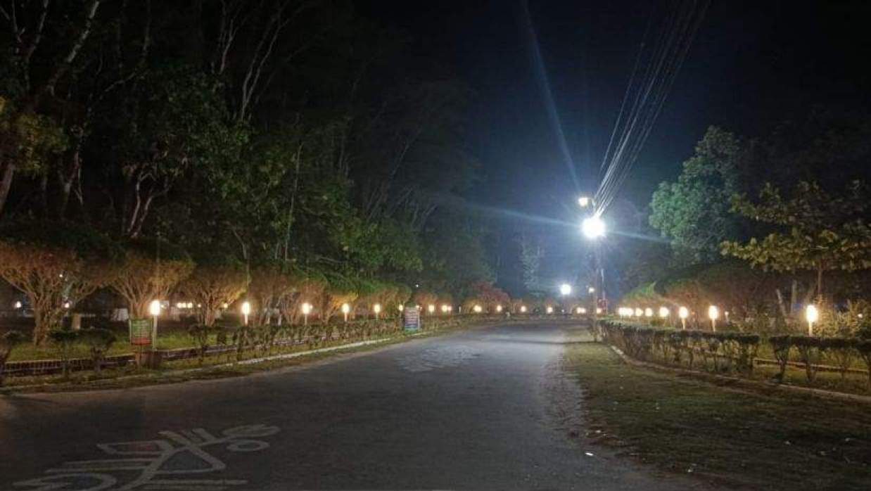 ডায়না চত্বর ও প্রশাসন ভবন চত্বরে সারি সারি লাগানো সৌন্দর্যবর্ধক বোলার্ড লাইট