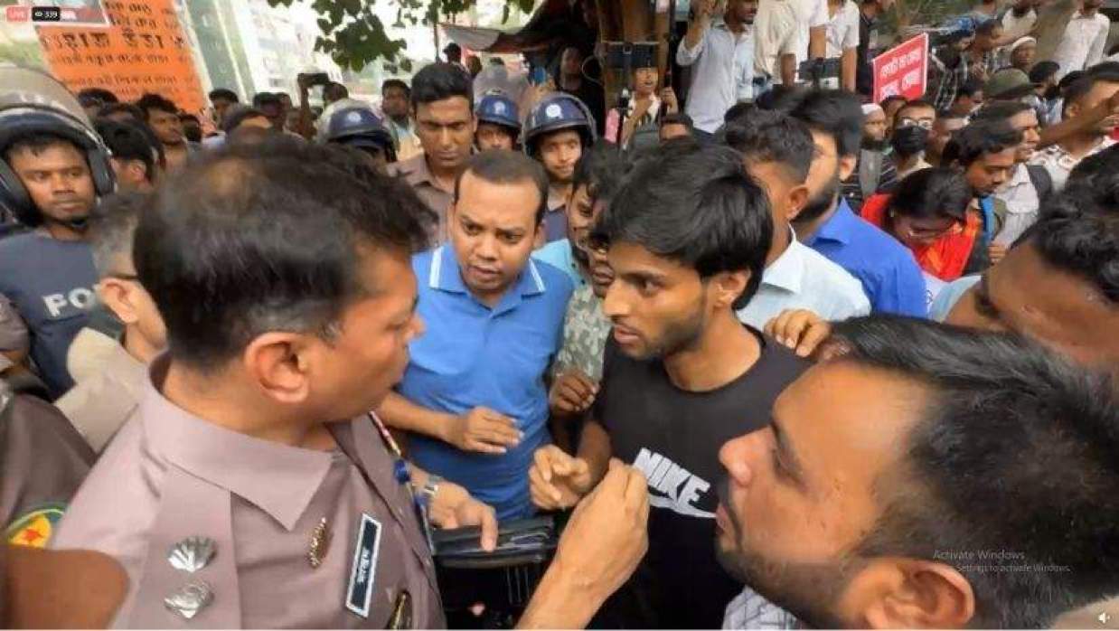 শাহবাগে মুখোমুখি নিয়োগের অপেক্ষায় থাকা শিক্ষক ও পুলিশ