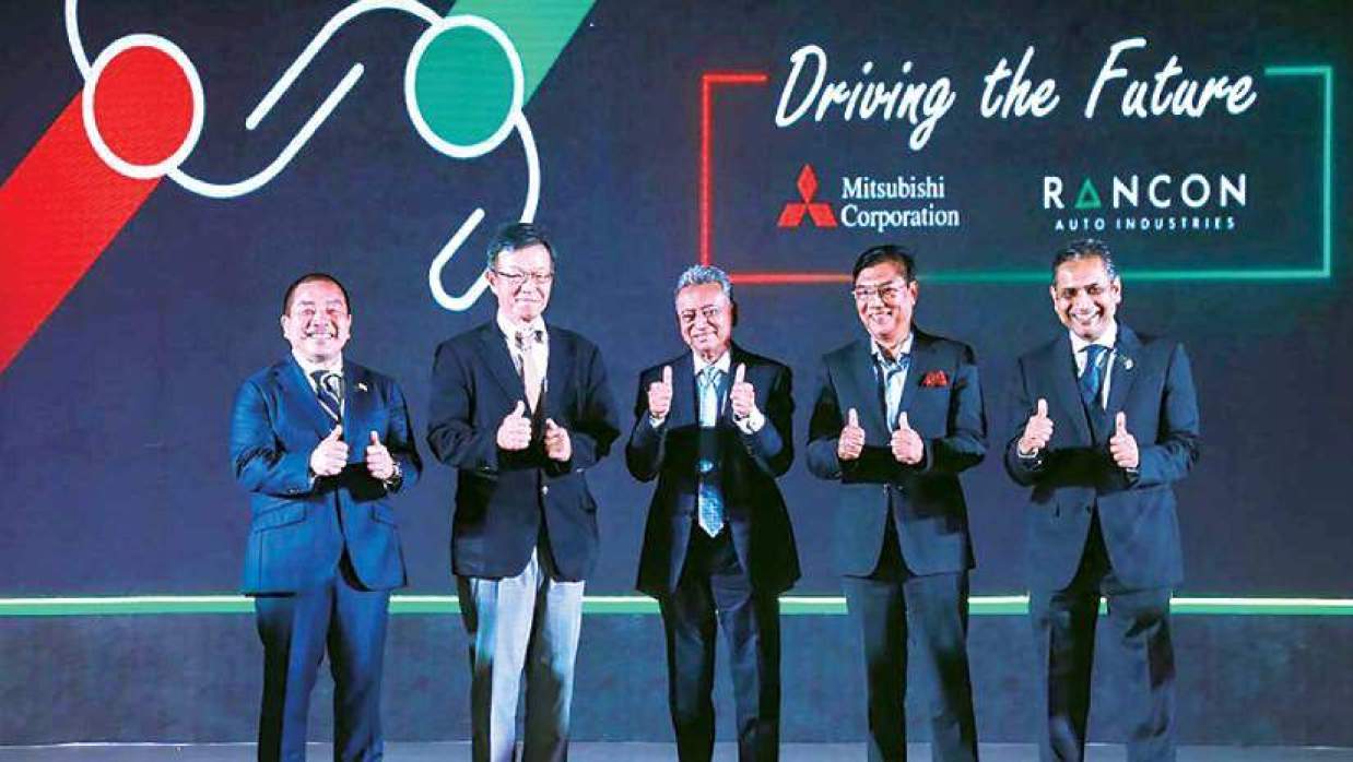 বিনিয়োগ চুক্তি স্বাক্ষর উপলক্ষে আয়োজিত অনুষ্ঠানে প্রধান অতিথি ছিলেন অর্থমন্ত্রী আমির খসরু মাহমুদ চৌধুরী (মাঝে)। এ সময় র‍্যাংগস গ্রুপ ও মিতসুবিশির শীর্ষ কর্মকর্তারা উপস্থিত ছিলেন