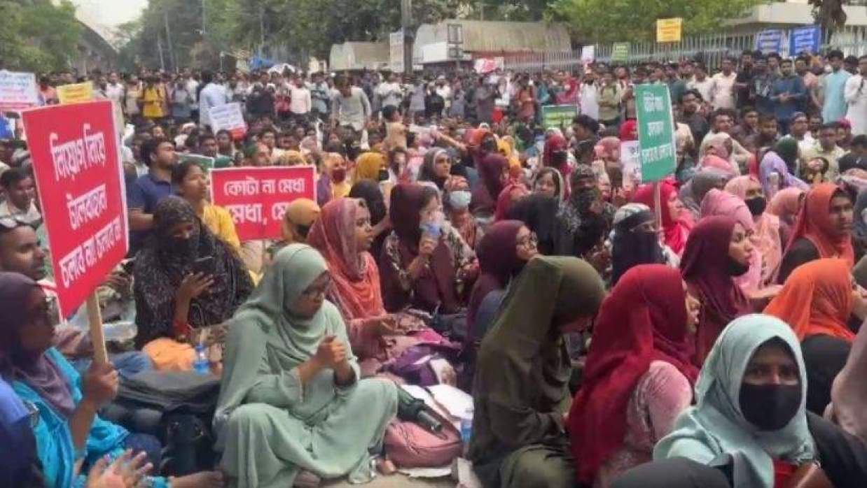 সুপারিশপ্রাপ্ত সহকারী শিক্ষকদের ঘরে ফেরার আহ্বান প্রতিমন্ত্রীর, অনড় আন্দোলনকারীরা