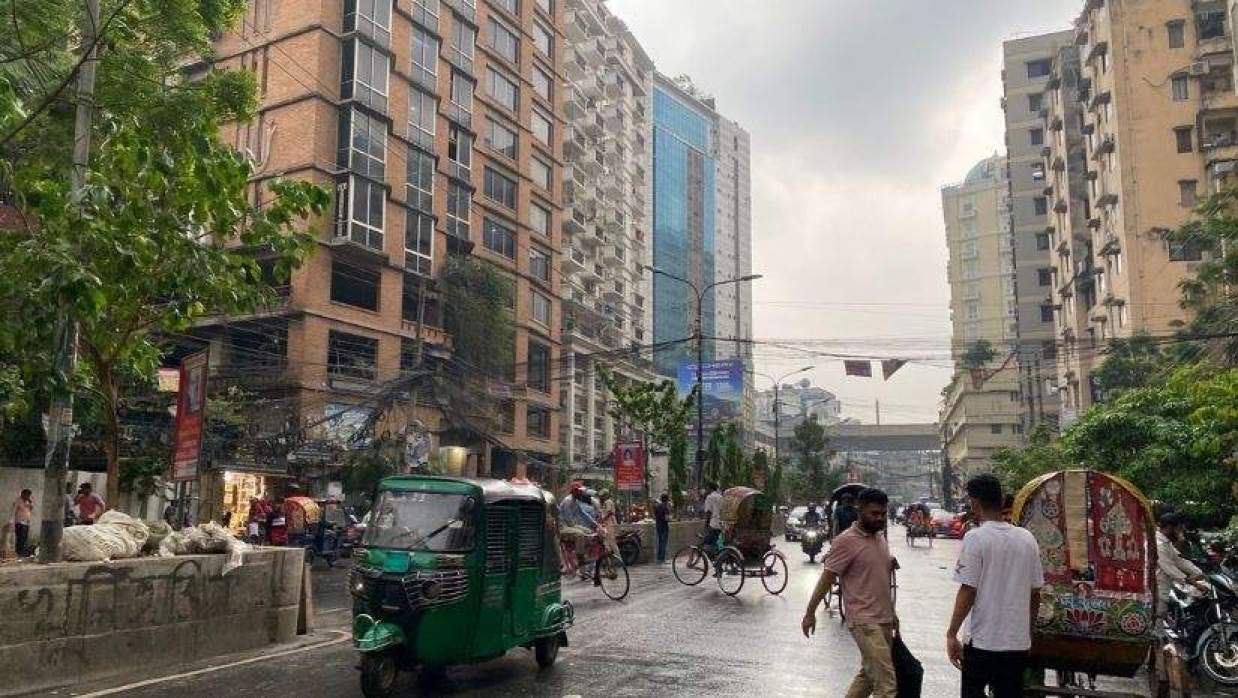 বৃষ্টিস্নাত রাজধানীর বাংলামোটর এলাকা 