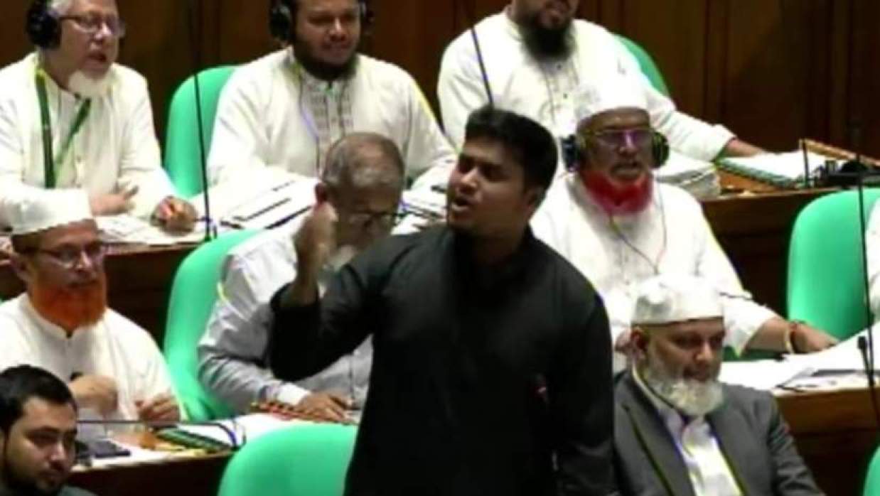 বক্তব্য রাখছেন হাসনাত আব্দুল্লাহ