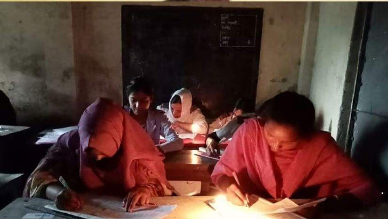 মোমবাতি জ্বালিয়ে পরীক্ষা দিচ্ছে এসএসসি পরীক্ষার্থীরা
