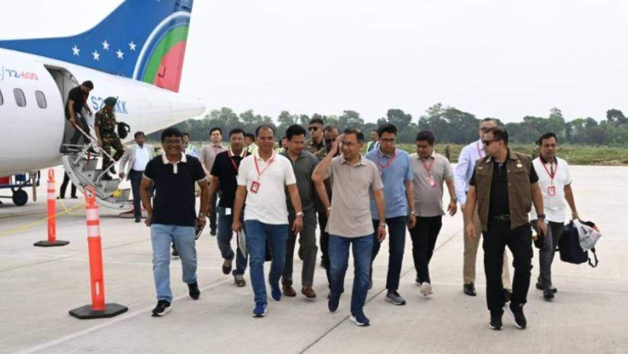 যশোর বিমানবন্দরে নেমেই প্রধানমন্ত্রী তারেক রহমান নেতাকর্মীদের অভিবাদন গ্রহণ করেন ও জনতার উদ্দেশে হাত নেড়ে শুভেচ্ছা জানান