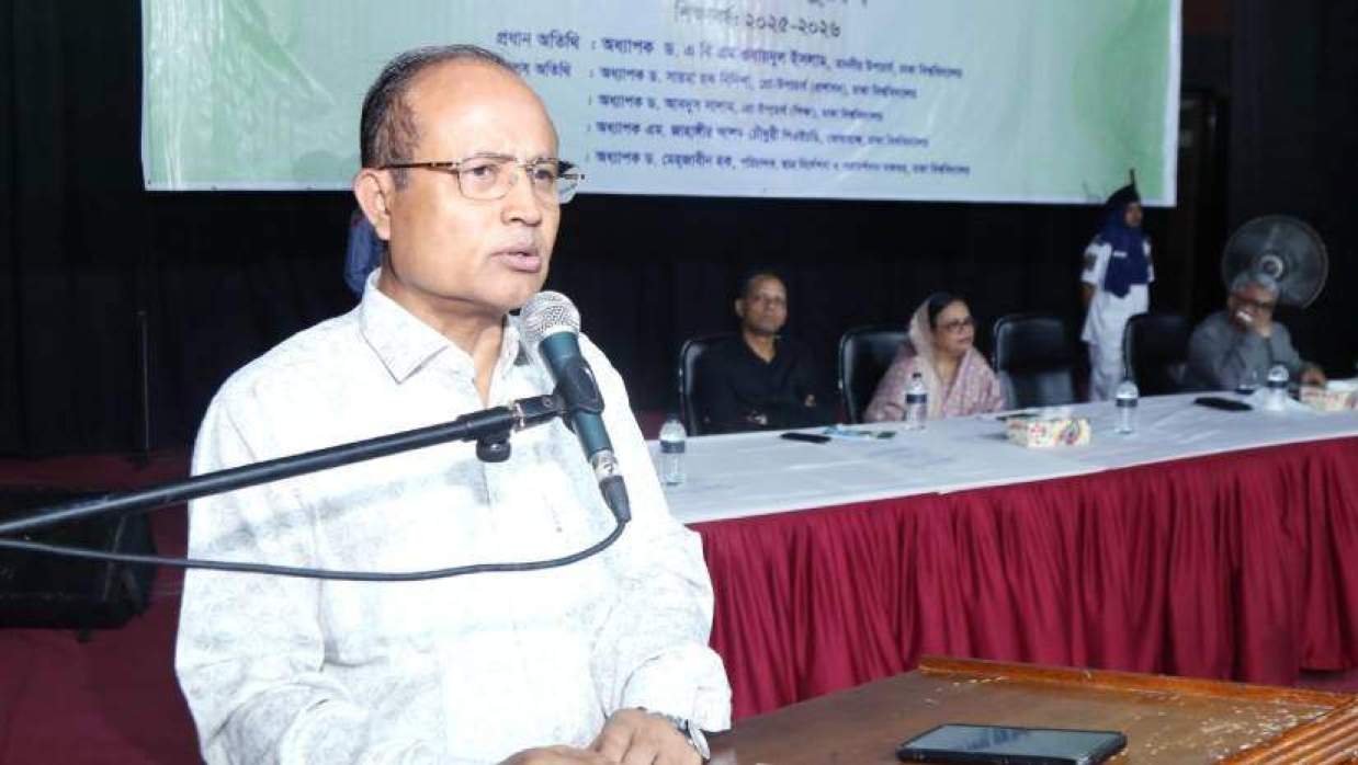 প্রথম বর্ষ ‘আন্ডারগ্র্যাজুয়েট প্রোগ্রামের’ শিক্ষার্থীদের পরিচিতি সভায় বক্তব্য দিচ্ছেন উপাচার্য অধ্যাপক ড. এ বি এম ওবায়দুল ইসলাম